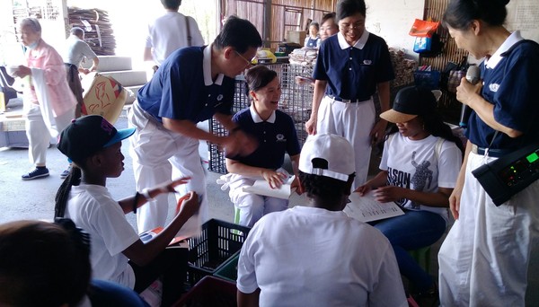 ▲▼南非聯絡辦事處為紀念「曼德拉日」，選在慈濟內湖園區做環保，8月9日上午由南非駐台代表麥哲培率南非聯絡辦事處人員及眷屬做資源回收。（圖／慈濟基金會、南非聯絡辦事處提供）