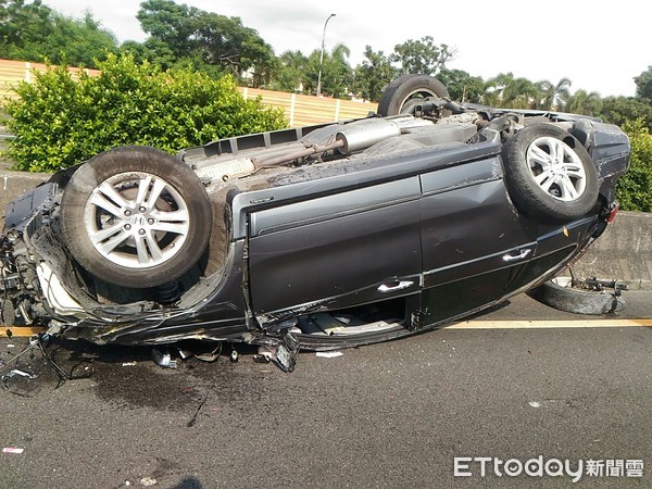 ▲國道1號南下台南永康路段，發生自小客車失控追撞翻覆車禍，造成車窗破碎、車體嚴重毀損變形，零件四散在車道上。（圖／記者林悅翻攝，下同）