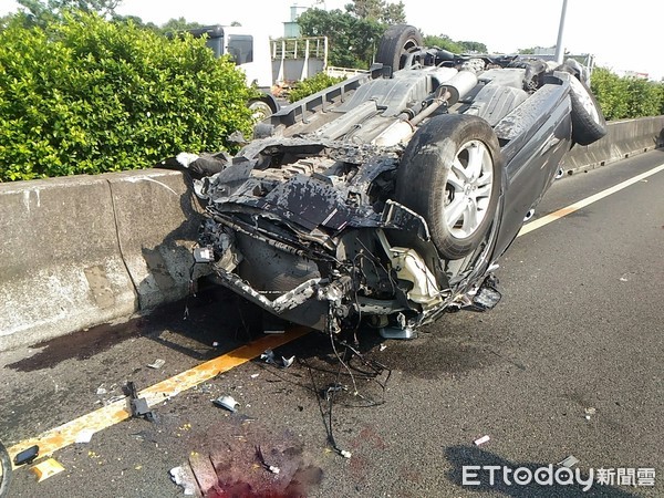 ▲國道1號南下台南永康路段，發生自小客車失控追撞翻覆車禍，造成車窗破碎、車體嚴重毀損變形，零件四散在車道上。（圖／記者林悅翻攝，下同）