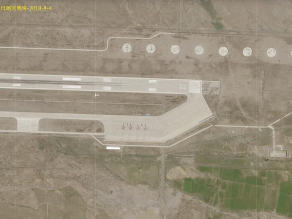 ▲從4日曝光的西藏日喀則機場衛星照顯示，包括殲-10與殲-11在內的大批解放軍戰機已經駐扎。（圖／翻攝自多維新聞網）