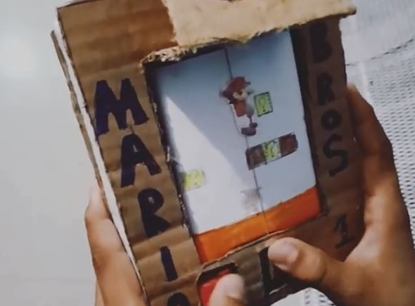▲魯班用紙板與瓶蓋自製超級瑪利歐遊戲機。（圖／翻攝自網友bigtruenoIG）