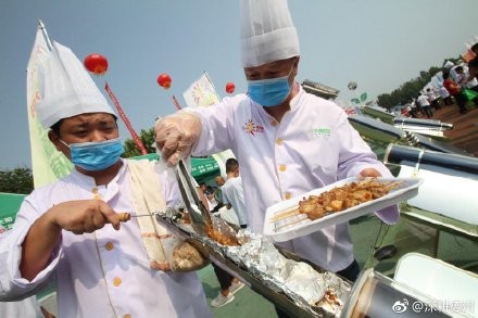 ▲名廚用太陽製作美食。（圖／翻攝自微博）