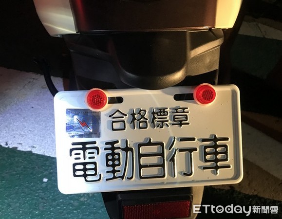 ▲▼員警以社群平台約出嫌犯面交，當場人贓俱獲尋回失竊機車。（圖／中壢警分局提供）