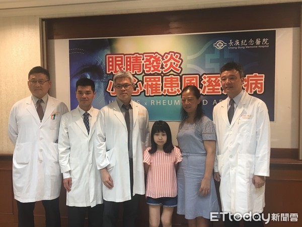 ▲這病讓她21歲看起來像「小學生」　還有一隻眼睛看不到。（圖／記者嚴云岑攝）