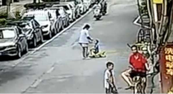 ▲▼孩子在馬路上玩滑板，媽媽在路中央餵食。（圖／翻攝自看看新聞）