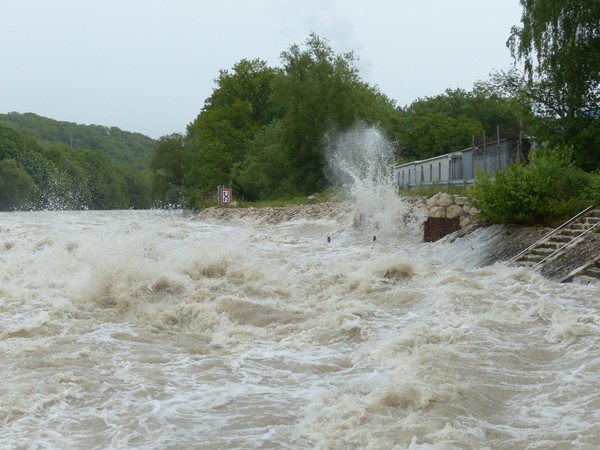法国南部河水暴涨 1人失踪1600人搭直升机逃生