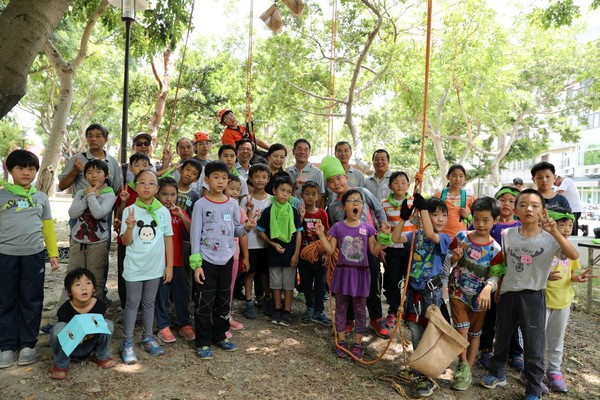 ▲30名6-12歲的孩童參加「都市小泰山」攀樹活動。