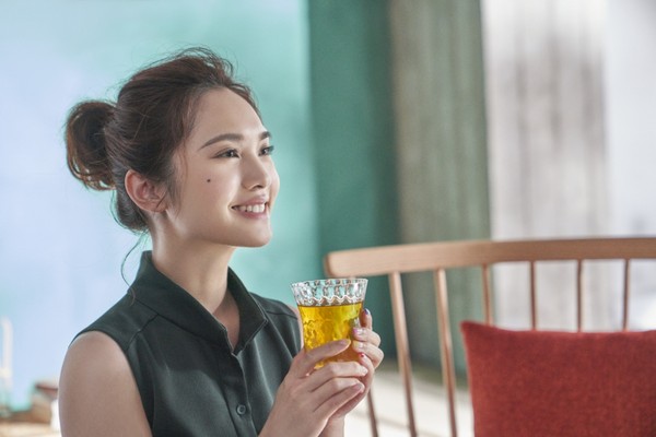 ▲黑松去年推出「茶尋味」綠茶產品，請來知名女歌手楊丞琳代言。（圖／黑松提供）