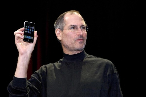 2007年1月，當時的蘋果執行長賈伯斯在美國舊金山介紹新款手機時的樣貌。（東方IC）