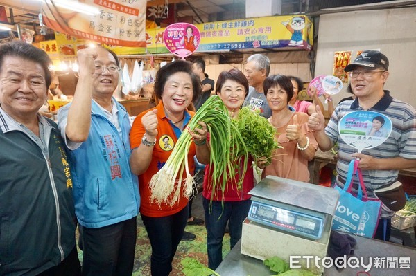 ▲▼台中市長參選人盧秀燕到大里仁化黃昏市場掃街。（圖／盧秀燕服務處提供）