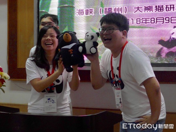 ▲台灣大學學生送台灣黑熊給福州貓熊作伴             。（圖／記者魏有德攝）