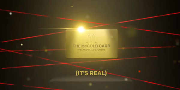 一生吃麥當勞都免費！美國麥當勞為了讓顧客用手機App下單，所以推出「免費吃一生的抽獎活動」，得主將會獲得一張「McGold Card」，在未來的50年間，每周可以吃2次免費的麥當勞餐點，價值約5.2萬美元（約台幣160萬元）。（圖／翻攝自麥當勞官網）