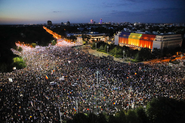 ▲▼ 羅馬尼亞約有3萬至5萬民眾10日上街參與反政府抗議。（圖／達志影像／美聯社）
