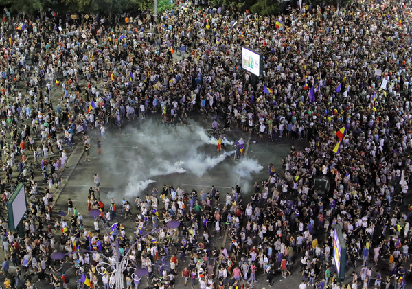 ▲▼ 羅馬尼亞約有3萬至5萬民眾10日上街參與反政府抗議。（圖／達志影像／美聯社）