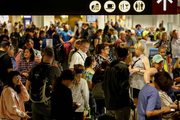 ▲▼西雅圖國際機場一架客機被劫持，造成整個機場停止飛機起降，乘客擠爆休息室。（圖／路透社）
