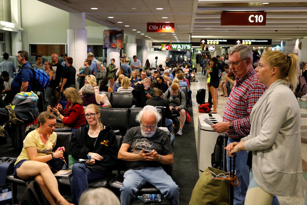 ▲▼西雅圖國際機場一架客機被劫持，造成整個機場停止飛機起降，乘客擠爆休息室。（圖／路透社）