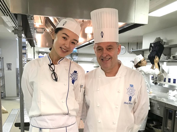 ▲▼王靜瑩與東京藍帶Chef合照。（圖／寶麗來國際娛樂）