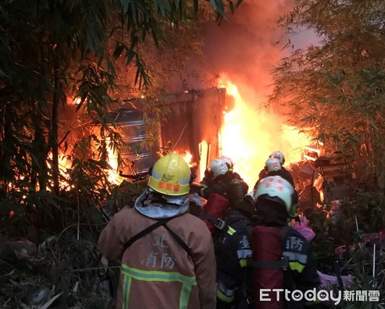 ▲▼北市信義區爆發火警，警消現場搶救。。（圖／記者邱中岳翻攝）