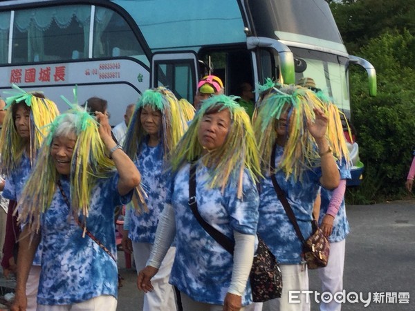 ▲ 花蓮鳳林鎮百鬼夜行活動有二十組以上的扮鬼表演團體參加踩街活動，今年一群總年齡超過六百歲的社區長輩們組成「跑跑卡丁車」隊，在隊伍中看起來格外可愛。（圖／記者王兆麟攝）