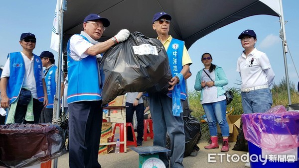 ▲▼中油在桃園大潭工業港區舉行淨灘活動，與當地居民共同關心環境。（圖／中油提供）