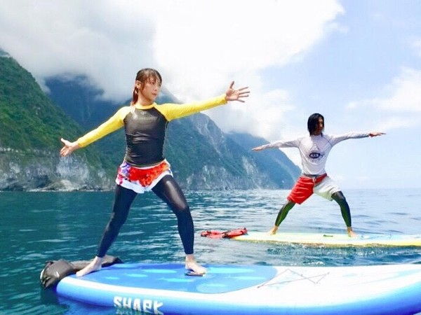 ▲▼《Go Go Taiwan》主持人Windy (段慧琳) 前往清水斷崖嘗試最新活動「SUP站板瑜珈」。（圖／民視）