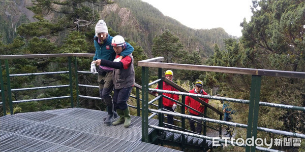 ▲▼ 阿里山玉山三角點　民眾墜3公尺邊坡            。（圖／記者宋德威翻攝）