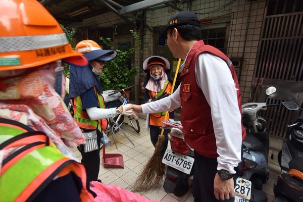 ▲朱立倫前往新莊建安里視察消毒情形。（圖／翻攝自朱立倫臉書）