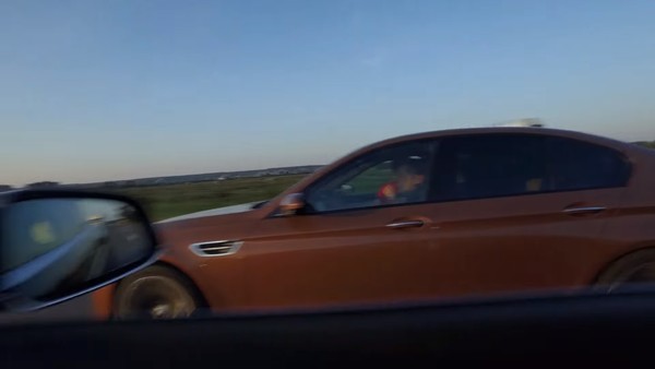 ▲特斯拉與BMW尬車。（圖／翻攝自Vladimir Gubin Youtube）