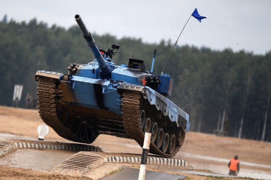 ▲▼中國隊96B坦克在半決賽時換上藍色塗裝，被網友說很像海軍陸戰隊。（圖／翻攝自新浪新聞）