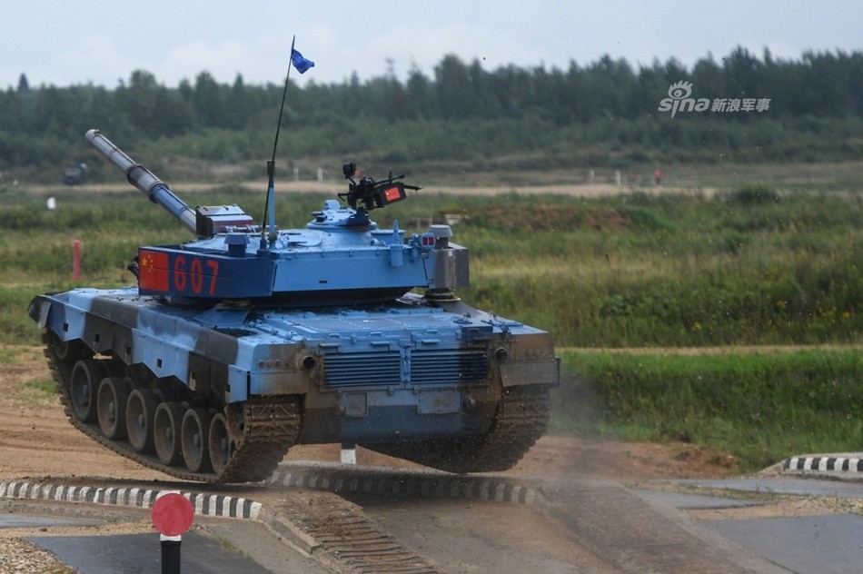 ▲▼中國隊96B坦克在半決賽時換上藍色塗裝，被網友說很像海軍陸戰隊。（圖／翻攝自新浪新聞）