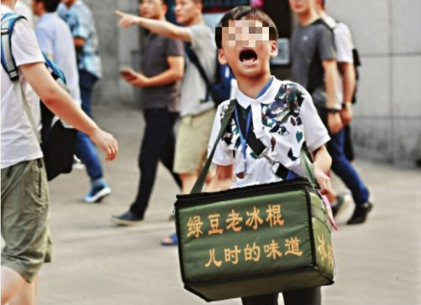 ▲▼9歲男童上街賣冰棒，媽媽說要讓他了解賺錢的辛苦。（圖／翻攝自新華網）