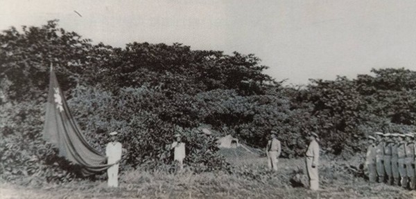 ▲1956年7月太平島重新駐軍，官兵在島上舉行升旗典禮。（圖／摘自陸戰隊刊物）