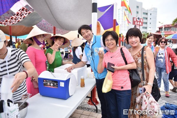 ▲異起兜市集由一群新住民姊妹籌備而成，有來自中國大江南北、東南亞、香港等地移民帶來的家鄉特產，還有遠從象牙海岸來的家鄉菜和非洲鼓組曲表演。（圖／花蓮市公所，下同）