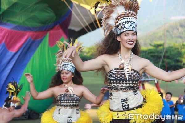 ▲夏威夷玻里尼西文化中心舞者出現在鹿野高台，進行大溪地傳統舞蹈快閃表演並與遊客一起進行熱氣球繫留體驗。（圖／台東縣政府提供，下同）