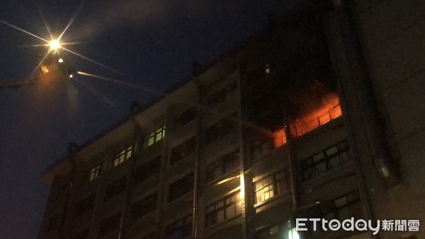 衛福部台北醫院7樓安寧病房全面燃燒　警消灌救中。（圖／記者趙永博攝）