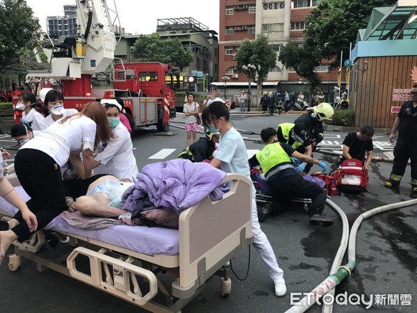 快訊／台北醫院7樓安寧病房火警14人無生跡4傷　護理師急CPR。（圖／記者黃彥傑攝）