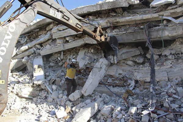 ▲▼敘利亞西北部城市薩瑪達（Sarmada）發生武器庫爆炸意外。（圖／達志影像／美聯社）