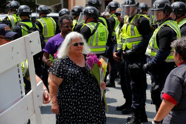 ▲▼美國白人民族主義者街頭示威，引起數百名反對者抗議，去年暴動受害者海爾的母親布羅（Susan Bro）。（圖／路透）