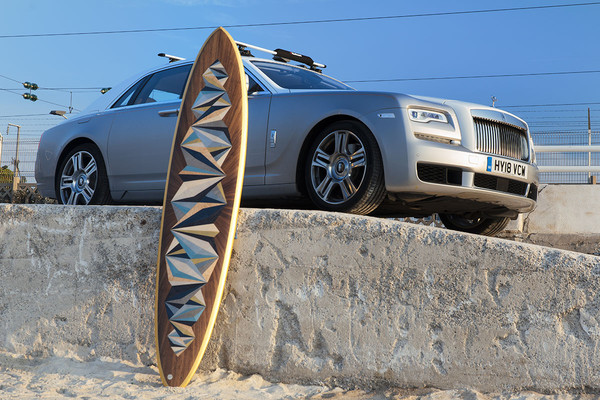 ▲勞斯萊斯打造「土豪衝浪板」！24K純金混搭4種木材超霸氣。（圖／翻攝自Rolls-Royce）