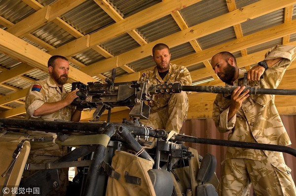 ▲駐阿富汗軍隊正在組裝白朗寧重機槍（圖／CFP）