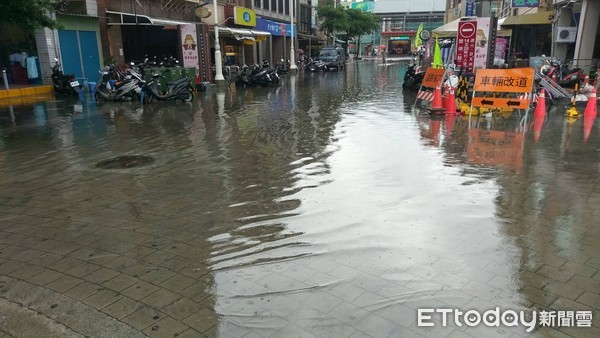 ▲▼正逢大潮，高雄路竹區傳出淹水。（圖／記者宋德威攝）