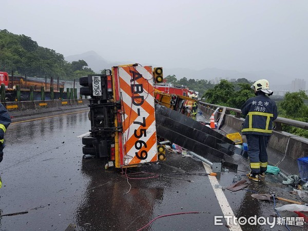 ▲▼工程車翻覆。（圖／記者陳豐德翻攝）