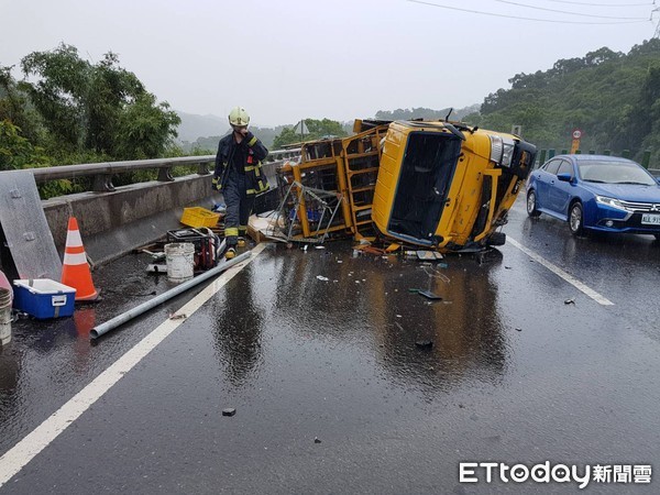 ▲▼工程車翻覆。（圖／記者陳豐德翻攝）