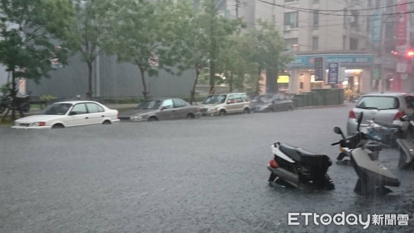 ▲▼員林下大雨，多處路面淹水及膝。（圖／記者唐詠絮攝）