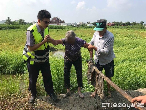 ▲台南市歸仁分局文賢派出所警員王耀震及徐銘鴻，以竹竿等合力搶救林婦脫困送醫。（圖／記者林悅翻攝，下同）