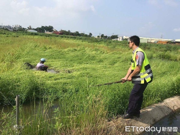 ▲台南市歸仁分局文賢派出所警員王耀震及徐銘鴻，以竹竿等合力搶救林婦脫困送醫。（圖／記者林悅翻攝，下同）