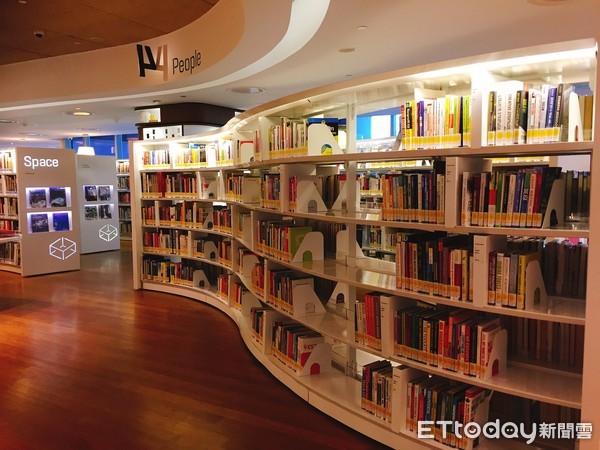 ▲▼  新加坡時尚私房景點！波浪造型「烏節圖書館」外國人最愛。（圖／記者林育綾攝）