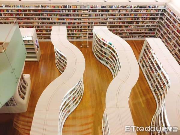 ▲▼  新加坡時尚私房景點！波浪造型「烏節圖書館」外國人最愛。（圖／記者林育綾攝）
