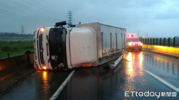 ▲▼西濱公路飼料貨車翻覆，駕駛輕傷。（唐詠絮翻攝）