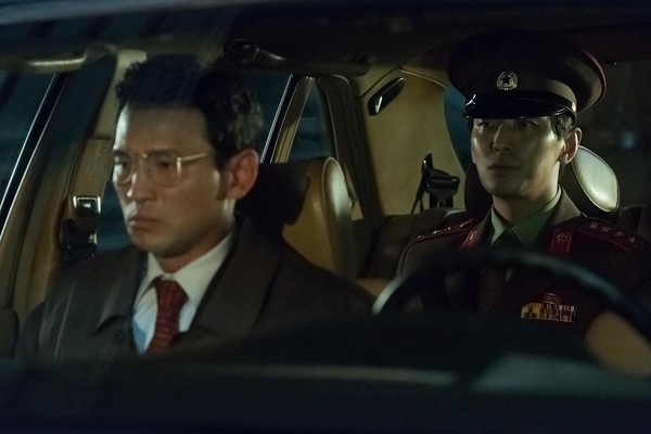 黃晸玟（左）、朱智勛主演的韓諜報片《北風》，在韓上映4天票房已突破200萬觀影人次。（Catchplay提供）